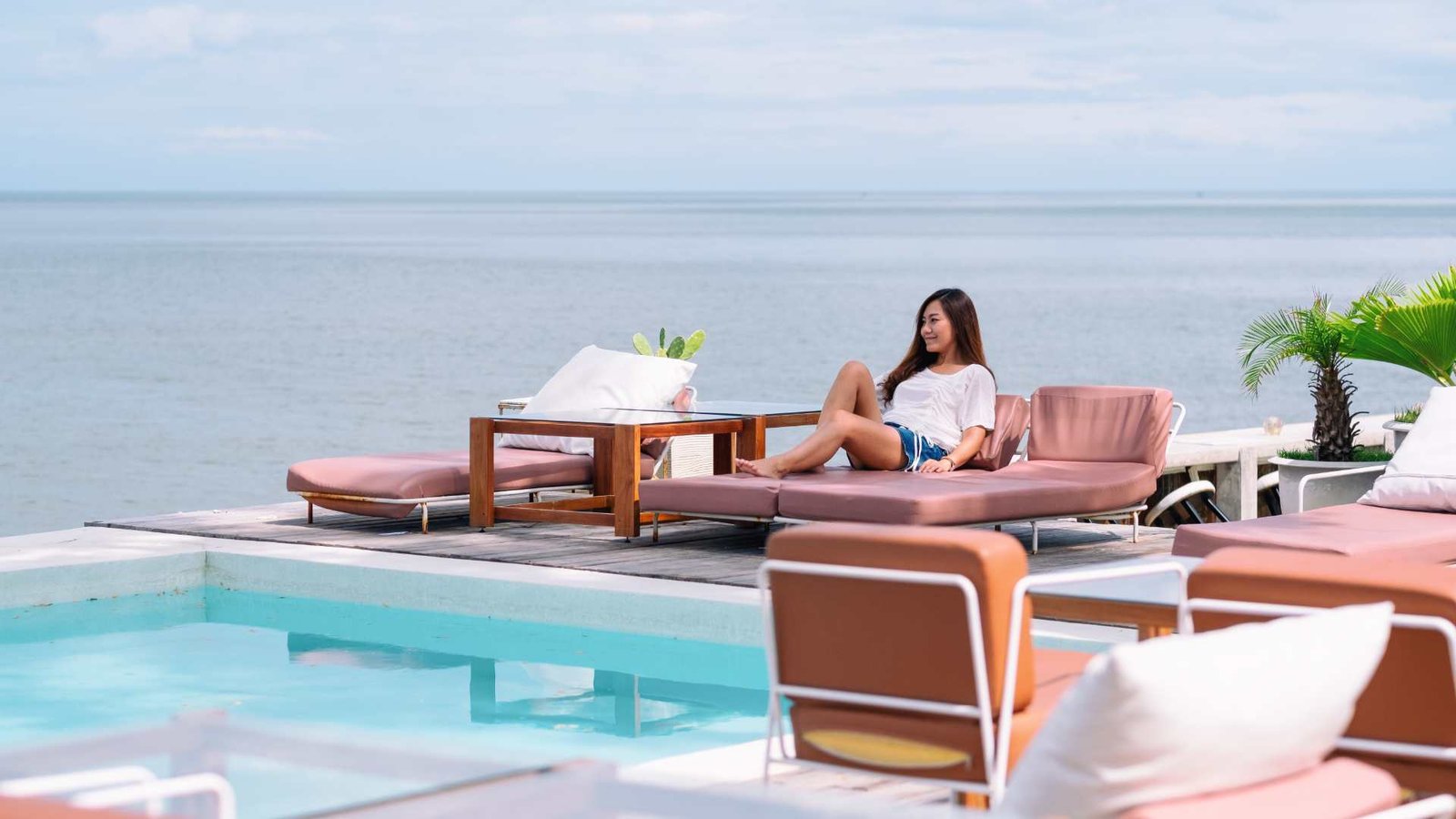 Designing the Perfect Poolside Lounge with Teak Accents