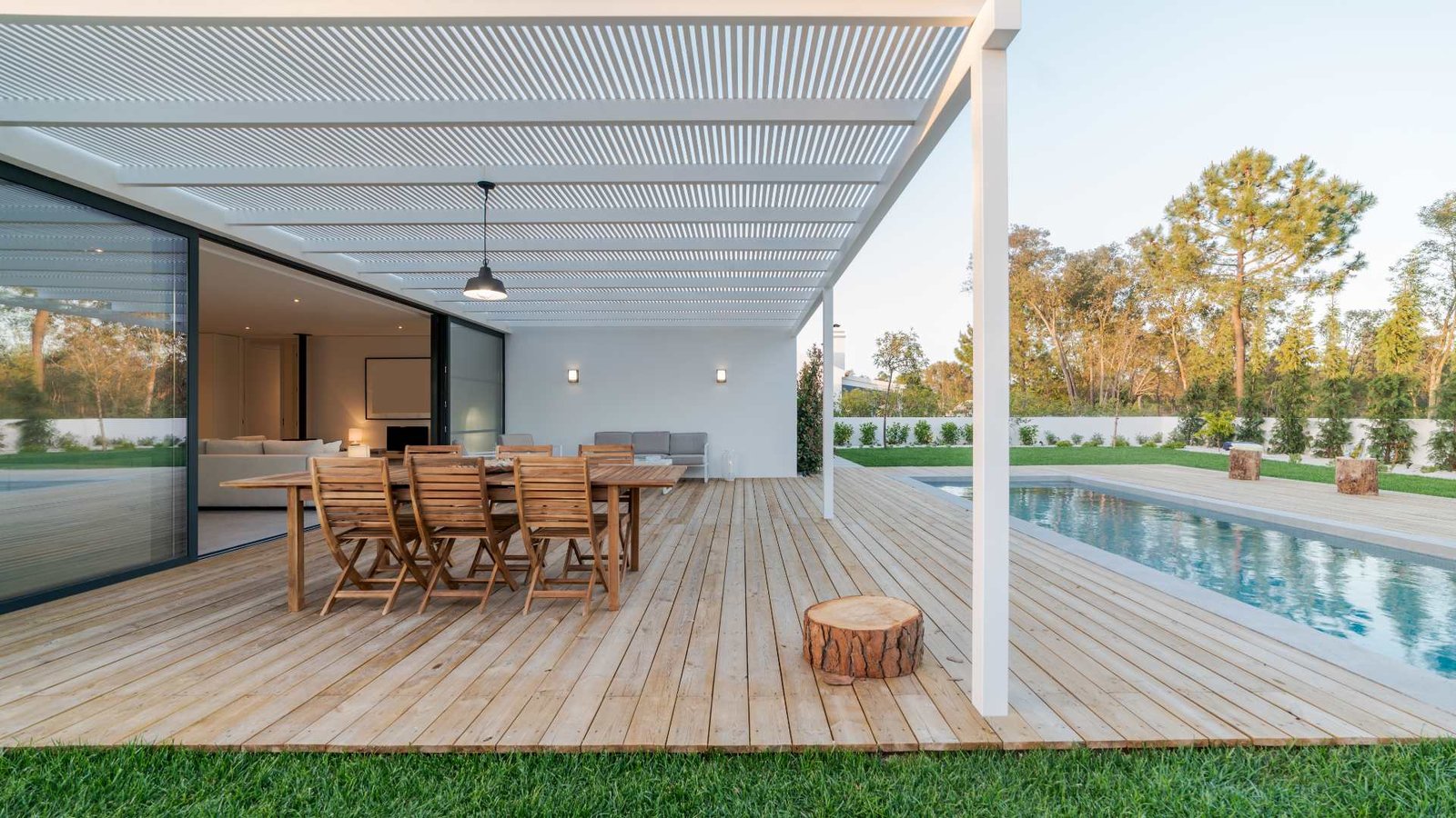 The Rise of Outdoor Minimalism: Crafting Sophisticated Spaces with Teak Simplicity